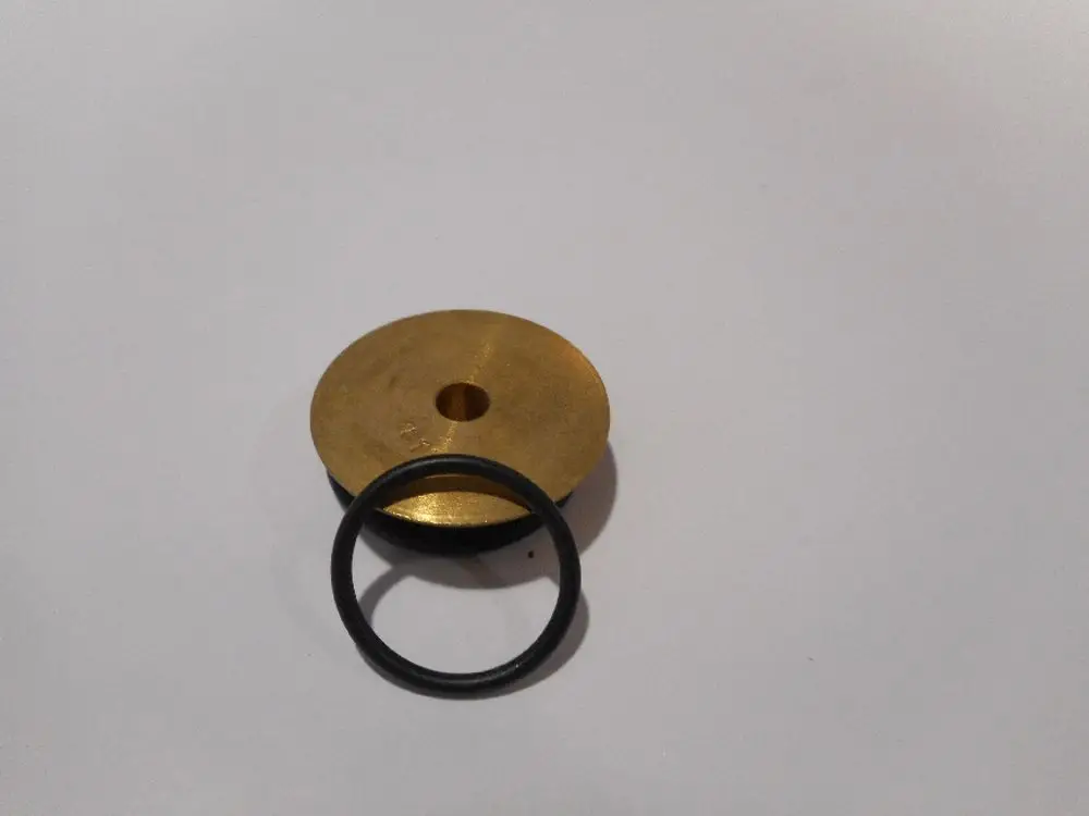 Gasdüse aus Messing mit einem Durchmesser und einer zentralen Öffnung, begleitet von einem schwarzen O-Ring. Produkt von Remeha.